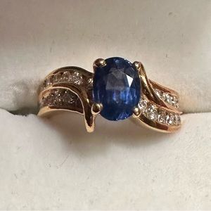 Ring 18k yellow gold 22 round diamonds and 1 oval Ceylon sapphire